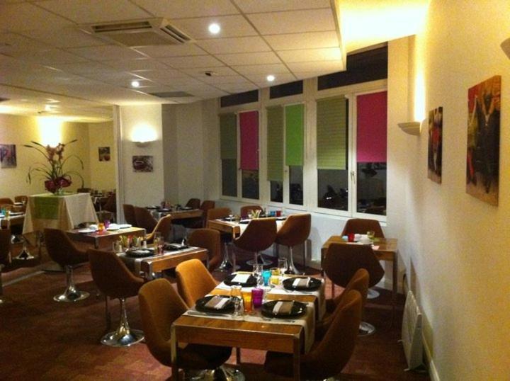 Logis Hotel De France Restaurant Le Lucullus Монморійон Екстер'єр фото